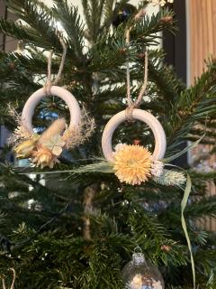 Photo de l'article Décorations florales beige & jaune – Ornements en fleurs séchées faits main et solaires