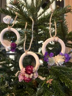 Trio de couronnes fleuries en fleurs séchées, ornements artisanaux durables et colorés / Trio bloemenkransen van gedroogde bloemen, duurzame en kleurrijke ambachtelijke ornamenten / Trio of dried flower wreaths, durable and colorful handmade ornaments