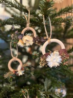 Photo de l'article Trio de couronnes florales bordeaux & blanc – Ornements en fleurs séchées pour une déco naturelle et élégante