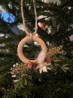 Photo de l'article Mini couronne fleurs séchées beige & blanche – Déco naturelle à suspendre, faite main