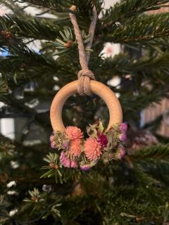 Photo de l'article Mini couronne fleurs séchées rose & fuchsia – Déco colorée à suspendre, 100 % belge
