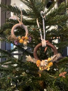 Photo de l'article Décorations florales champêtres – Mini couronnes en fleurs séchées pour une touche rustique