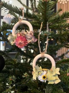 Photo de l'article Décorations florales pastel – Ornements en fleurs séchées tendres et poétiques, faits main