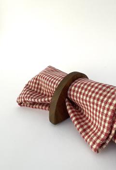 Rond de serviette en noyer ou cerisier forme escargot, design artisanal élégant / Noten- of kersenhouten servetring in slakvorm, elegant ambachtelijk ontwerp / Walnut or cherry wood napkin ring in snail shape, elegant artisanal design