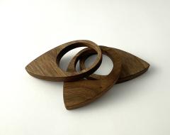 Rond de serviette en noyer, forme triangle arrondi, finition artisanale soignée / Notenhouten servetring in afgeronde driehoekvorm, verfijnde ambachtelijke afwerking / Walnut napkin ring in rounded triangle shape, refined handmade finish