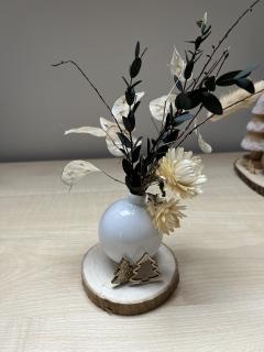 Photo de l'article Déco florale artisanale – Fleurs séchées noir & ivoire, base bois naturel