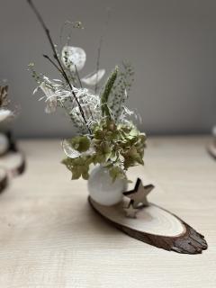 Photo de l'article Déco naturelle artisanale – Fleurs séchées givrées sur bois belge