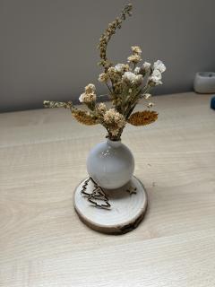 Photo de l'article Déco minimaliste artisanale – Fleurs séchées blanches & dorées sur bois
