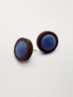 Boucles d’oreilles puces béton et bois bleu, style minimaliste et fait main / Betonnen en blauwe houten oorstekers, minimalistische stijl, handgemaakt / Concrete and blue wood stud earrings, minimalist handmade design