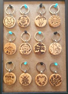 Porte-clés en bois pyrogravé fait main – idée cadeau pour institutrice ou collègue, petit cadeau original et pas cher à offrir avec le cœur / Handgemaakte houten sleutelhanger met gravure – leuk en betaalbaar cadeau voor juf of collega / Handmade engraved wooden keyring – thoughtful and affordable gift idea for teacher or coworker