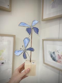 Sculpture en verre soufflé représentant des papillons bleus sur tige / Glazen kunstwerk met blauwe vlinders op staafje, mondgeblazen / Hand-blown glass butterfly sculpture on metal stem