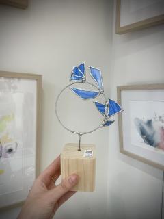 Fleur décorative en verre artisanal sur socle en bois, pièce unique / Glazen bloem op houten voet, handgemaakt en uniek stuk / Handmade glass flower on wooden base, one-of-a-kind decorative piece