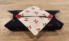 Offrir un produit fait main belge / Een handgemaakt Belgisch product schenken / Offer a Belgian handmade product Étui à mouchoirs tissu noir à motifs cerises, pliage origami / Zakdoekhoesje in zwarte stof met kersenmotief, origami-stijl / Black cherry print fabric tissue holder, origami fold design