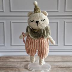 Ours festif au crochet avec sucre d’orge, décoration de Noël artisanale et originale / Feestelijke gehaakte beer met zuurstok, originele handgemaakte kerstdecoratie / Festive crocheted bear with candy cane, original handmade Christmas decoration
