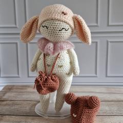 Lapin au crochet avec 2 bonnets interchangeables et petit sac, fait main, mignon cadeau bébé / Gehaakt konijntje met 2 verwisselbare mutsjes en tasje, handgemaakt, schattig babycadeau / Crochet bunny with 2 interchangeable hats and small bag, handmade, cute baby gift
