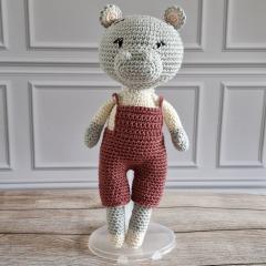 Hippopotame en salopette au crochet, fait main, tout doux et tendre pour enfant / Gehaakte nijlpaard in tuinbroek, handgemaakt, zacht en lief voor kinderen / Handmade crochet hippo in overalls, soft and sweet for kids