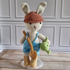 Lapin jardinier au crochet avec accessoires, jouet artisanal doux pour bébé / Gehaakte tuinierkonijn met accessoires, zacht handgemaakt speelgoed voor baby / Crochet gardener bunny with accessories, soft handmade toy for baby