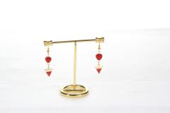 Boucle d’oreille dorée triangle rouge, bijou artisanal éclatant et élégant, cadeau idéal / Gouden oorbel rode driehoek, ambachtelijke en elegante juweel, ideaal cadeau / Golden earring red triangle, artisanal and elegant jewelry, perfect gift