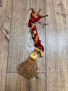 Jouet pour chat actif avec grelot et floche – fabrication artisanale sûre, testé et approuvé par des éleveurs, stimule l’instinct de chasse félin / Speelgoed voor actieve kat met belletje en kwast – veilig handgemaakt, getest en goedgekeurd door fokkers, stimuleert jachtinstinct / Toy for active cat with bell and tassel – safe handmade design, tested and approved by breeders, stimulates hunting instinct