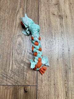Jouet pour petit chien type Jack Russell ou Shih Tzu – corde verte & terracotta artisanale, lavable et solide, favorise la mastication saine / Speelgoed voor kleine hond zoals Jack Russell of Shih Tzu – handgemaakt groen & terracotta touw, wasbaar en sterk, bevordert gezond kauwen / Toy for small dog like Jack Russell or Shih Tzu – handmade green & terracotta rope, washable and strong, promotes healthy chewing