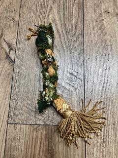 Jouet pour chat avec grelot et floche – corde artisanale lavable, parfaite pour stimuler l’instinct de chasse / Speelgoed voor kat met belletje en kwast – handgemaakt wasbaar touw, ideaal om het jachtinstinct te stimuleren / Toy for cat with bell and tassel – handmade washable rope, perfect to stimulate hunting instinct