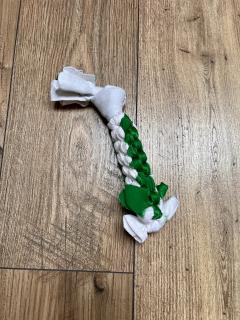 Petit jouet tressé vert & blanc pour chien type Cavalier King Charles – lavable, léger et amusant / Klein gevlochten speeltouw groen & wit voor hond zoals Cavalier King Charles – wasbaar, licht en leuk / Small braided green & white toy for dog like Cavalier King Charles – washable, light and fun