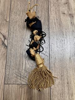Jouet pour chat noir & moutarde – corde tressée avec grelot, lavable et parfaite pour chats chasseurs / Katten speeltouw zwart & mosterd – gevlochten met belletje, wasbaar en perfect voor jagende katten / Black & mustard cat toy – braided with bell, washable and perfect for hunting cats