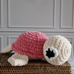 Grande tortue au crochet rose et crème, douce et câline, jouet artisanal pour bébé / Grote roze-crème gehaakte schildpad, zacht en knuffelbaar, handgemaakt speelgoed voor baby / Large pink and cream crochet turtle, soft and cuddly, handmade baby toy