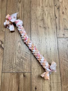 Jouet pastel pêche & rose pour chien moyen – corde douce, lavable et résistante, idéale pour jeux calmes / Pastel perzik & roze speeltouw voor middelgrote hond – zacht, wasbaar & sterk, ideaal voor rustig spel / Pastel peach & pink toy for medium dog – soft, washable & strong, perfect for gentle play