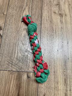 Jouet rouge & vert pour petit chien – corde artisanale lavable parfaite pour les fêtes et jeux actifs / Rood & groen speeltouw voor kleine hond – handgemaakt, wasbaar en ideaal voor feest & actief spel / Red & green toy for small dog – handmade, washable and perfect for festive active play