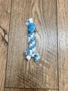 Mini corde bleu & blanc pour très petit chien – jouet artisanal lavable, parfait pour chiots joueurs / Mini blauw & wit touw voor zeer kleine hond – handgemaakt speeltje, wasbaar, ideaal voor speelse puppy’s / Mini blue & white rope for very small dog – handmade toy, washable, perfect for playful puppies
