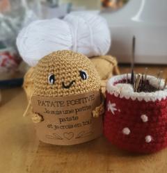 Patate positive au crochet faite main – Cadeau artisanal réconfortant et mignon en coton, idée cadeau originale pour adulte ou enfant / Handgehaakte positieve aardappel – Handgemaakt troostcadeau in katoen, origineel geschenk voor volwassene of kind / Handmade positive crochet potato – Cozy cotton gift, original idea for adult or child