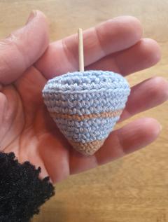 Toupie au crochet bleue – Jouet artisanal en coton, fait main, cadeau original pour enfant dès 3 ans / Blauwe tol in haakwerk – Handgemaakt katoenen speelgoed, origineel geschenk voor kind vanaf 3 jaar / Blue crochet spinning top – Handmade cotton toy, original gift for child 3+