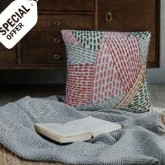 Coussin brodé "Tutti Frutti" en ambiance – touche artisanale et colorée pour le salon / Geborduurd kussen "Tutti Frutti" in interieur – speels en handgemaakt accent / "Tutti Frutti" embroidered pillow in decor – vibrant artisan touch for your home