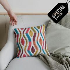 Coussin carré "Caracas" – motif géométrique multicolore, ambiance peps / Kussen "Caracas" – kleurrijke geometrie, levendige sfeer / Vibrant “Caracas” geometric cushion – stylish and lively