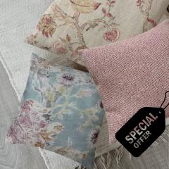 Duo de coussins bleu fleuri et rose – parfait pour une déco romantique / Set van blauwe en roze bloemenkussens – ideaal voor een romantisch interieur / Blue & pink floral cushions – perfect for romantic home styling