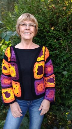 Martine Tischmeyer créatrice belge Creadetine crochet artisanal fait main en Belgique création textile colorée veste unique laine handmade made in Belgium disponible sur Wimzzi.com soutenir artisan local / Belgische haakontwerpster Martine Tischmeyer handgemaakte kleurrijke creatie lokaal vervaardigd / Belgian crochet designer Martine Tischmeyer handmade colorful textile creation made in Belgium