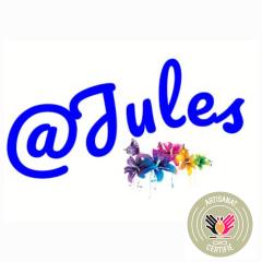 Logo @Jules — symbole d’un artisanat belge authentique. Des créations faites main avec passion, émotion et respect du savoir-faire local. / @Jules logo — symbool van Belgisch ambacht. Handgemaakte creaties vol passie en respect voor traditie. / @Jules logo — symbol of authentic Belgian craftsmanship. Handmade creations infused with emotion, skill, and artistry.