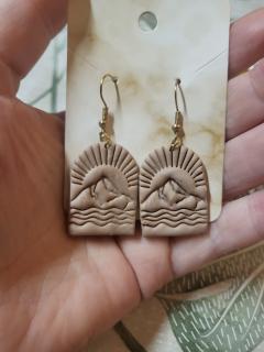 Boucles d’oreilles artisanales « Japon » – motif paysage soleil levant, acier inox hypoallergénique, bijou fait main élégant / Handgemaakte oorbellen “Japan” – motief opkomende zon, hypoallergeen roestvrij staal, elegante handgemaakte juweel / Handmade earrings “Japan” – rising sun design, hypoallergenic stainless steel, elegant handcrafted jewelry