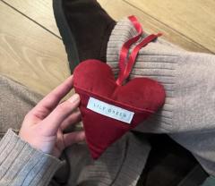 Cœur en velours rouge – décoration artisanale douce & romantique, cadeau symbolique / Rode fluwelen hart – zachte & romantische handgemaakte decoratie, symbolisch geschenk / Red velvet heart – soft & romantic handmade decoration, symbolic gift