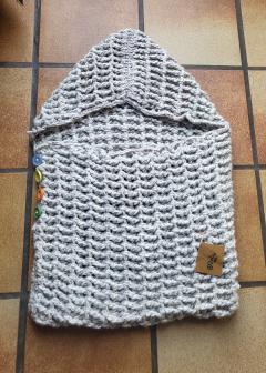 Foto van het artikel Handgemaakt baby cocon 0–3 maanden – Gehaakt in grijs en wit