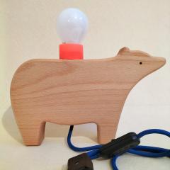 Atelier Popi – ours lumineux en bois clair, cordon bleu, création artisanale pour petits mondes féeriques / Atelier Popi – houten beerlamp met blauw snoer, ambachtelijke creatie voor magische kinderwerelden / Atelier Popi – light wooden bear with blue cord, handmade creation for magical kids’ worlds