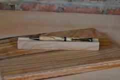 Photo de l'article Stylo bille slim en hêtre échauffé – création artisanale fine & unique pour écrire ou offrir