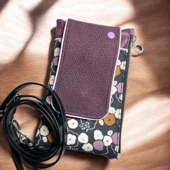 Pochette GSM violette motif fleuri – sac bandoulière artisanal réglable multi-poches, élégant et pratique, création belge / Paarse GSM-tas met bloemenmotief – verstelbare ambachtelijke crossbody met meerdere vakken, elegant en praktisch, Belgische creatie / Purple floral phone pouch – adjustable handmade crossbody bag with multiple pockets, elegant and practical, Belgian creation