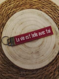 Porte-clés lanière “La vie est belle avec toi” – accessoire en coton fait main, doux message / Sleutelhanger lint “Het leven is mooi met jou” – handgemaakt katoen met lieve boodschap / “Life is beautiful with you” lanyard keyring – handmade cotton accessory with sweet message