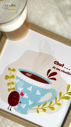 Illustration encadrée Douceur Matinale – création artisanale poétique pour sublimer la pause café, imprimée avec soin et prête à offrir / Ingelijste illustratie Ochtendzacht – handgemaakt en poëtisch kunstwerk om het koffiemoment te verrijken, met zorg gedrukt en klaar om te schenken / Framed illustration Morning Softness – handmade poetic artwork to enhance coffee breaks, carefully printed and ready to gift