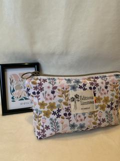 Trousse à maquillage fleurie tons rose, violet, moutarde et bleu – artisanale et doublée / Make-uptas met bloemenmotief in roze, paars, mosterd en blauw – handgemaakt en gevoerd / Floral makeup bag in pink, purple, mustard and blue tones – handmade and lined
