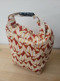 Lunch bag artisanal réutilisable en tissu – format pratique pour repas ou pique-nique – fabrication soignée et écologique / Herbruikbare stoffen lunchzak – handig formaat voor lunch of picknick – zorgvuldig en milieuvriendelijk gemaakt / Handmade reusable fabric lunch bag – practical size for meals or picnics – eco-friendly and carefully crafted