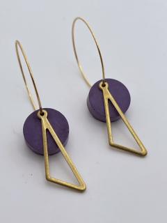 Boucles triangle laiton & béton violet – bijou artisanal léger et graphique, idée cadeau design / Driehoekige oorbellen van messing & paars beton – licht en grafisch handgemaakt juweel, designgeschenk / Brass & purple concrete triangle earrings – light graphic handmade jewellery, design gift