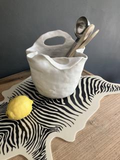 Pot en grès blanc artisanal fait main – Pièce unique décorative à forme organique – Idée cadeau maison & corporate gift / Ambachtelijke witte steengoed pot met organische vorm – Uniek decoratief stuk – Huisgeschenk & bedrijfs cadeau / Handmade white stoneware pot with organic shape – Unique decorative piece – Home gift & corporate gift